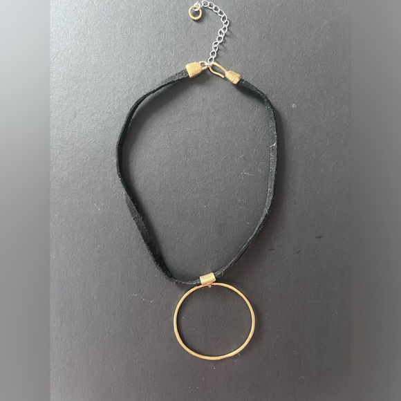 Luiny leather choker with gold toned circle pendant - Picture 1 of 2